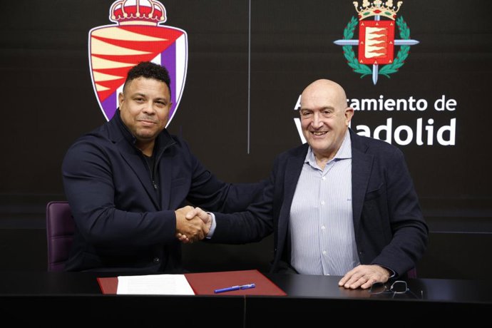Archivo - El presidente del Real Valladolid, Ronaldo Nazario, y el alcalde de la ciudad, Jesús Julio Carnero.