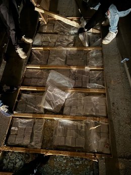 Paquetes de hachís ocultos bajo el suelo de un vehículo de transporte.