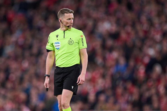 Archivo - Alejandro Jose Hernandez Hernandez looks on during the LaLiga EA Sports match between Athletic Club and FC Barcelona at San Mames on March 3, 2024, in Bilbao, Spain.