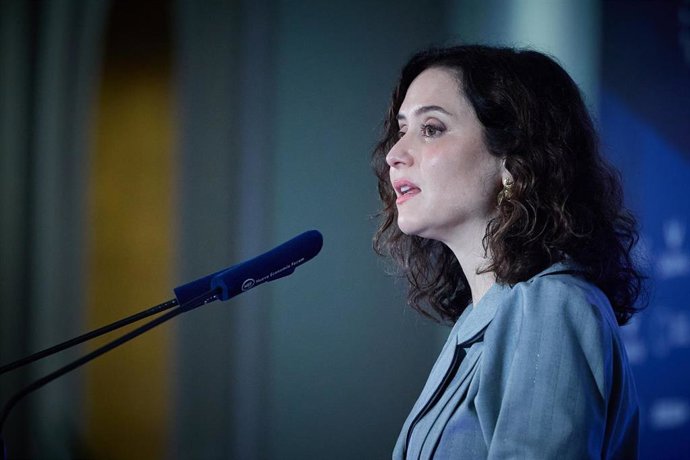 La presidenta de la Comunidad de Madrid, Isabel Díaz Ayuso, presenta al presidente de Cepyme, Gerardo Cueva