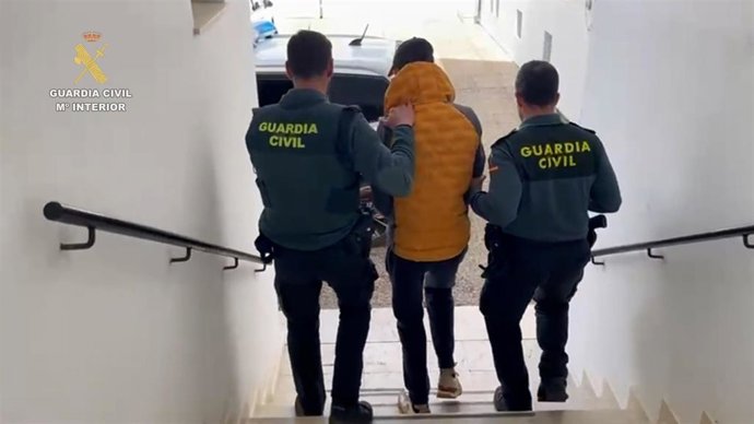 La Guardia Civil conduce a uno de los cuatro detenidos