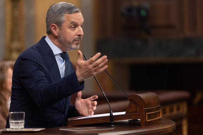 O deputado do PP Juan Bravo intervém durante uma sessão plenária no Congresso dos Deputados, em 9 de abril de 2025, em Madri (Espanha). O governo enfrenta hoje uma ofensiva parlamentar no Congresso de ambos os partidos da oposição, PP e VPP.