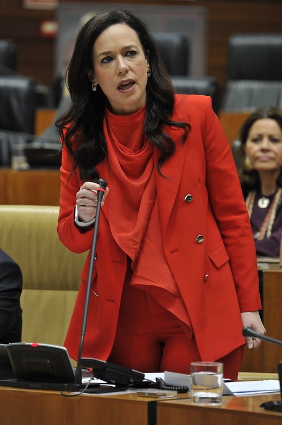 La consejera de Salud y Servicios Sociales, Sara García Espada, en el pleno de la Asamblea