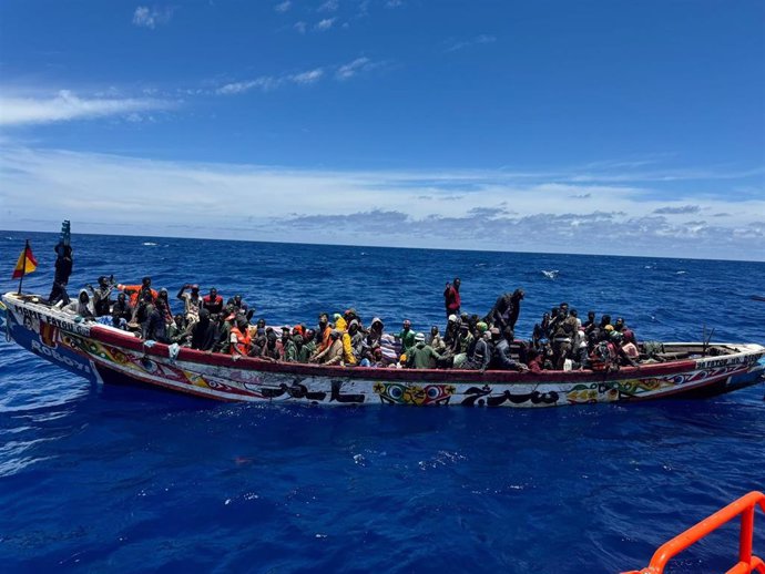 Archivo - Cayuco localizado en aguas próximas a El Hierro