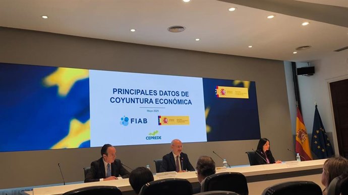 El director general de FIAB, Mauricio García de Quevedo, y el director de Alimentación del MAPA, José Miguel Herrero, durante la presentación del informe económico