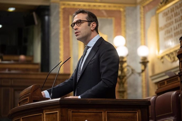El ministro de Economía, Carlos Cuerpo, interviene durante una sesión plenaria, en el Congreso de los Diputados, a 8 de mayo de 2025, en Madrid (España). 