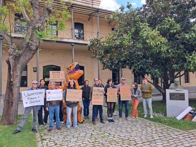 Estudiantes y activistas protestan frente al rectorado de la Universidad Carlos III de Madrid por la nueva cátedra de la Fundación Repsol, el 6 de mayo de 2025.