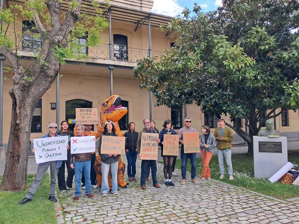 Estudiantes y activistas protestan frente al rectorado de la Universidad Carlos III de Madrid por la nueva cátedra de la Fundación Repsol, el 6 de mayo de 2025.