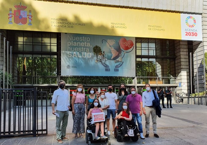 Archivo - Pacientes con atrofia muscular espinal entregan a Sanidad 70.000 firmas pidiendo su tratamiento