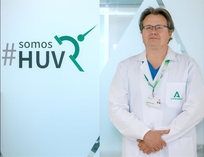 El doctor Isidro Martínez Casas, especialista en Cirugía General y Digestiva del Hospital Universitario Virgen del Rocío.