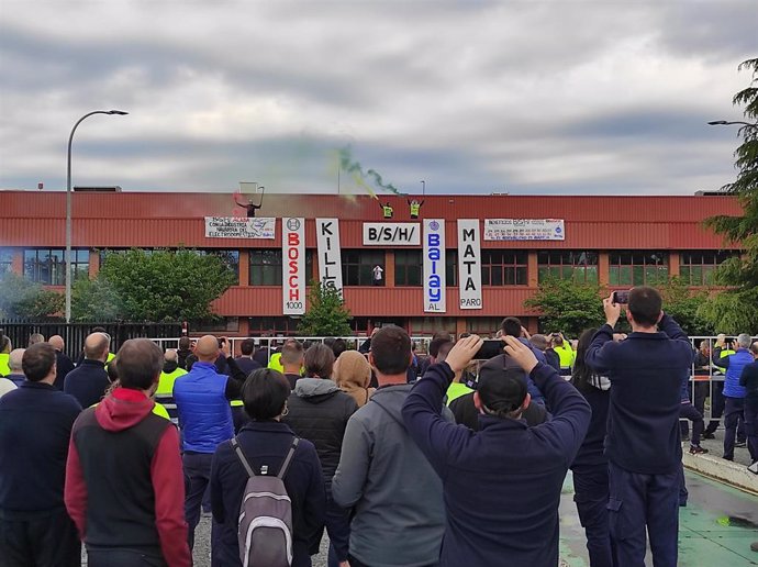 Concentración de trabajadores de BSH ante la planta de Esquíroz, donde se han desgolcado pancartas en contra del cierre de la fábrica.