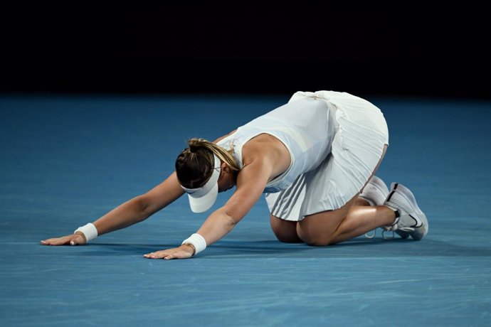 Archivo - 23 January 2025, Australia, Melbourne: Spanish tennis player Paula Badosa stumbles during her Women's singles semi-final tennis match against Belarus' Aryna Sabalenka on Day Twelve of the Australian Open tennis tournament at Melbourne Park. Phot