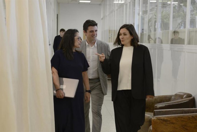 Archivo - Adriana Domínguez, a la derecha