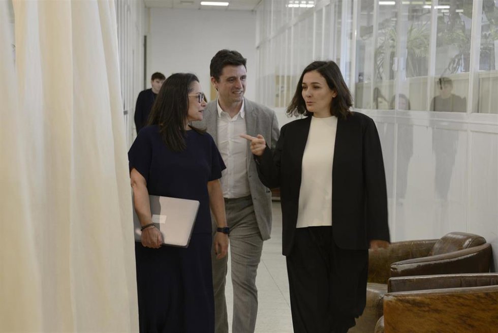 Archivo - Adriana Domínguez, a la derecha