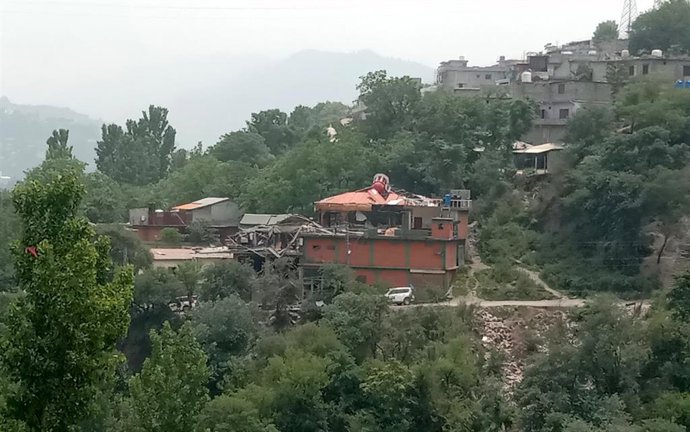 Edificio dañado por un ataque indio en Muzaffarabad, Pakistán