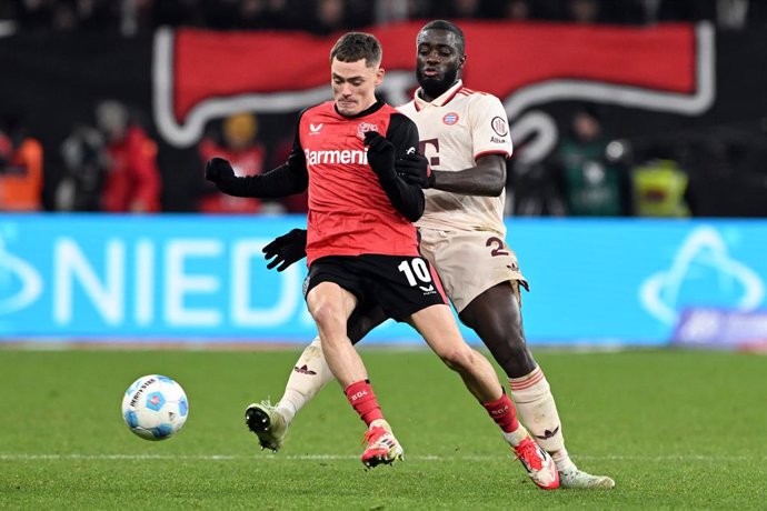 Archivo - 15 February 2025, North Rhine-Westphalia, Leverkusen: Bayer Leverkusen's Florian Wirtz (L) and Bayern's Dayot Upamecano battle for the ball during the German Bundesliga soccer match between Bayer Leverkusen and Bayern Munich at BayArena. Photo: 