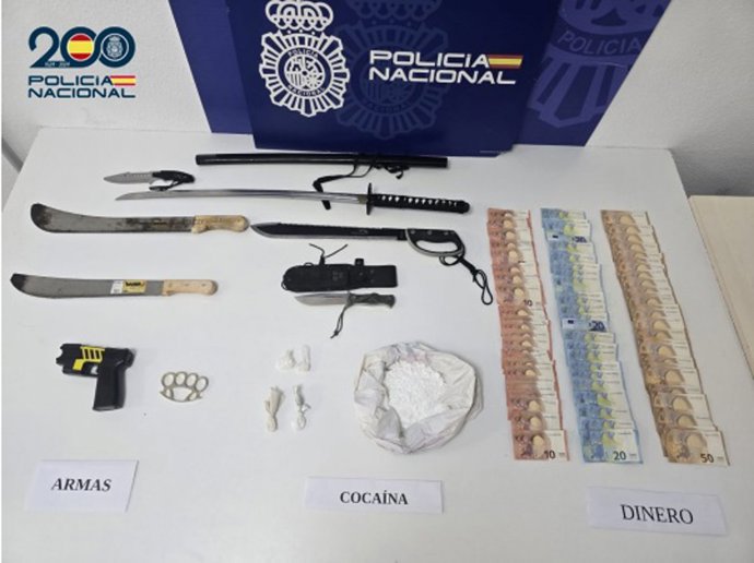 Dinero, drogas y efectos requisados en el desmantelamiento de un punto de venta de drogas en Santa Cruz de Tenerife