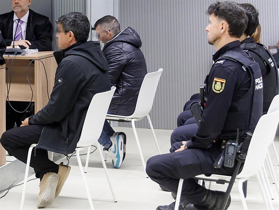 Los tres acusados presuntamente asesinaron a un hombre de 45 años durante el primer día del juicio por el 'Crimen de Viniegra', en el Palacio de Justicia, a 8 de mayo de 2025, en Logroño