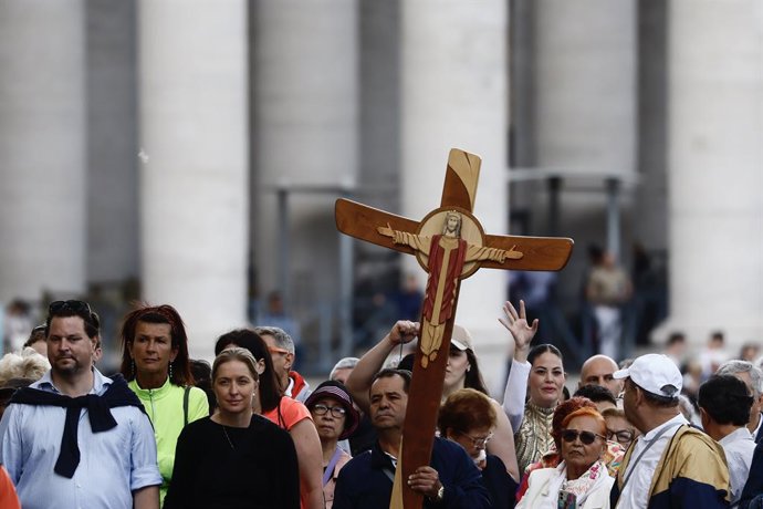 Fidels a la plaça de Sant Pere 