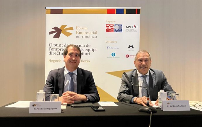 El country manager de BBVA en España, Peio Belausteguioitia, y el presidente de Aeball, Santiago Ballesté.