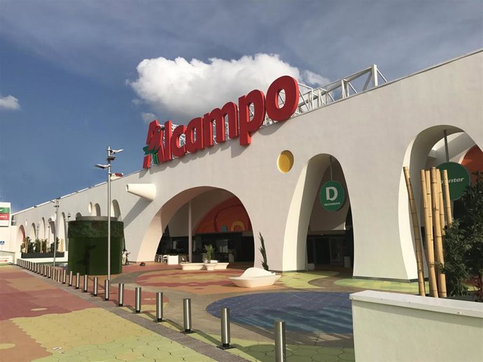Archivo - Imagen de archivo de un hipermercado de Alcampo en Sevilla.
