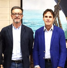 El nou director del programa, Luis Álvarez-Vallina, i el director de l'Hospital del Mar Research Institute, Joaquín Arribas