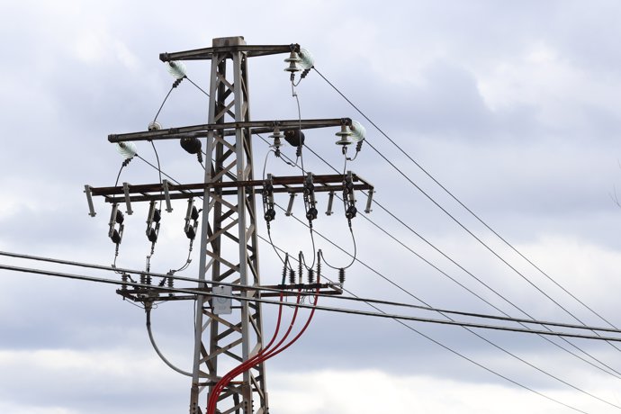 Un poste eléctrico, a 14 de marzo de 2025, en Madrid (España). El Índice de Precios de Consumo (IPC) ha subido un 0,4% en febrero en relación al mes anterior y ha elevado una décima su tasa interanual, hasta el 3%.