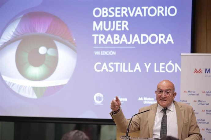 El alcalde de Valladolid, Jesús Julio Carnero, en la inauguración de la jornada del VIII Obsevatorio de la Mujer Trabajadora de Castilla y León.
