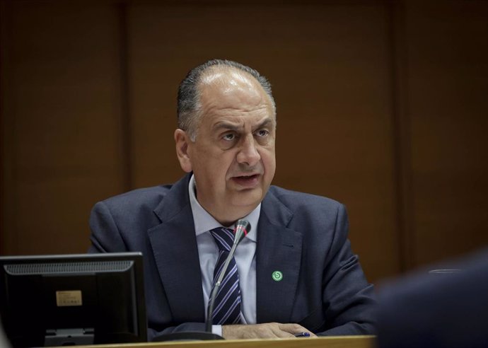 El conseller de Emergencias e Interior, Juan Carlos Valderrama, comparece en la comisión de Justicia, Gobernación y Administración Local de Les Corts