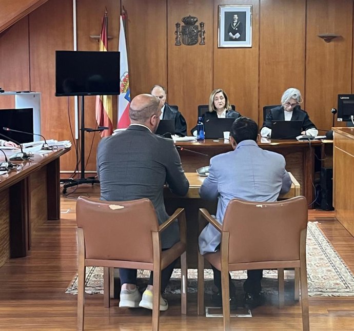 El principal acusado (derecha) declara ante la Sala asistido por un traductor