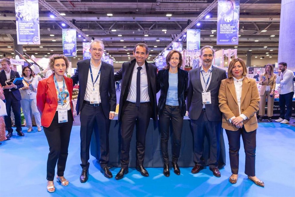 Alexandre Bompard, presidente y director general del Grupo Carrefour, y Elodie Perthuisot, directora ejecutiva de Carrefour España, durante el Salón Carrefour