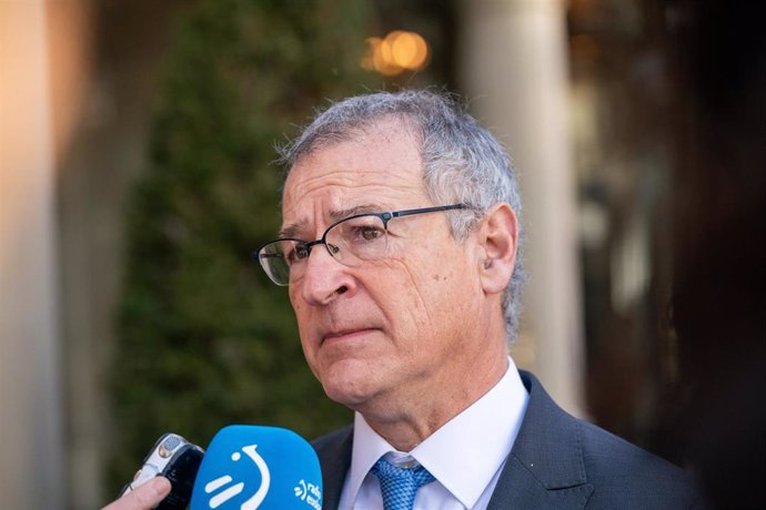 Archivo - El nuevo rector de la Universidad del País Vasco, Joserramon Bengoetxea, atiende a los medios durante el acto de toma de posesión como nuevo rector de la Universidad del País Vasco (UPV/EHU), Joserramon Bengoetxea