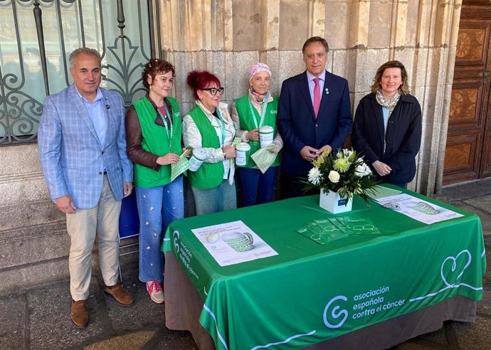 El alcalde de Salamanca, Carlos García Carbayo (segundo por la derecha), en una de las mesas petitorias.
