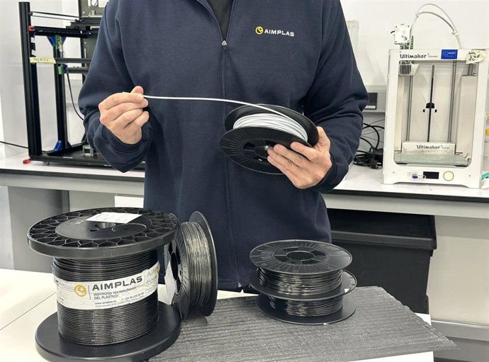 Investigador de Aimplas con material