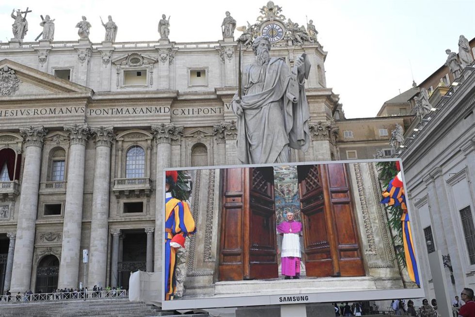 Una pantalla muestra imágenes de los cardenales antes de comenzar el Cónclave a puerta cerrada en la Capilla Sixtina, a 7 de mayo de 2025, en Ciudad de Vaticano (Vaticano).