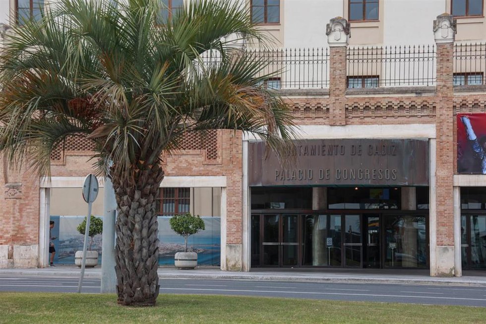Archivo - Vista exterior de la entrada del Palacio de Congresos de Cádiz.