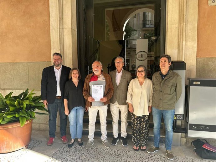 Representantes de los grupos parlamentarios de la izquierda y del Fòrum de la Societat Civil, frente al Parlament.