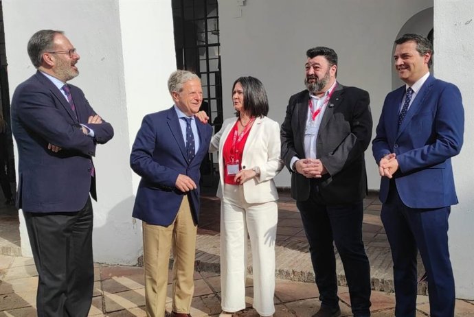 Fuentes (2º izda.) habla con Laguna y Palomares, entre el delegado del Gobierno andaluz, Adolfo Molina (izda.) y el alcalde de Córdoba, José María Bellido (dcha.), antes del Congreso de UGT.