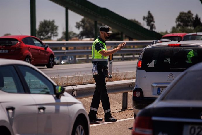 Archivo - Un agente de la Guardia Civil durante un control