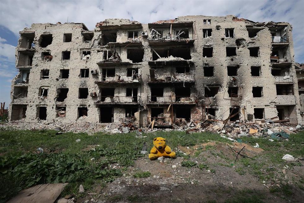 Edificio destruido por los ataques rusos en la ciudad ucraniana de Maryinka
