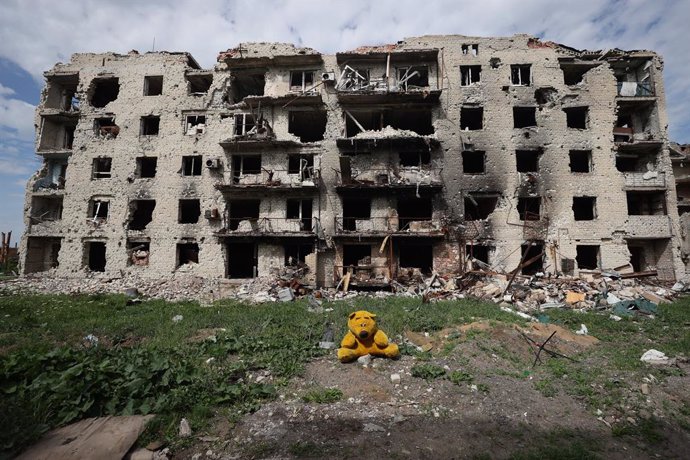 07 May 2025, Ukraine, Maryinka: A general view of a building damaged by a large-scale Russian drone attack in the city of Maryinka. Photo: Dmitry Yagodkin/TASS via ZUMA Press/dpa