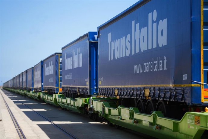 Archivo - Varios vagones durante la inauguración de la autopista ferroviaria Valencia-Madrid