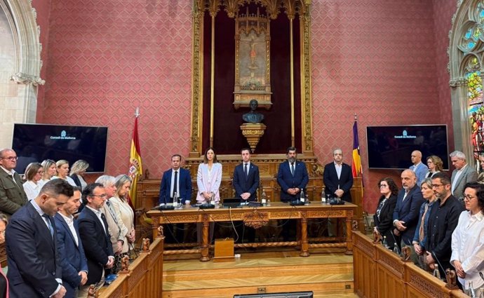 El pleno del Consell de Mallorca guarda un minuto de silencio en memoria de Pere Sampol.