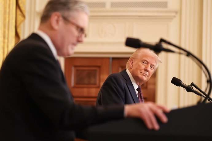 Archivo - HANDOUT - 28 February 2025, US, Washington: US President Donald Trump (R) and British Prime Minister Keir Starmer hold a joint press conference in the East Room of the White House. Photo: Simon Dawson/No 10 Downing Street/dpa - ATTENTION: editor