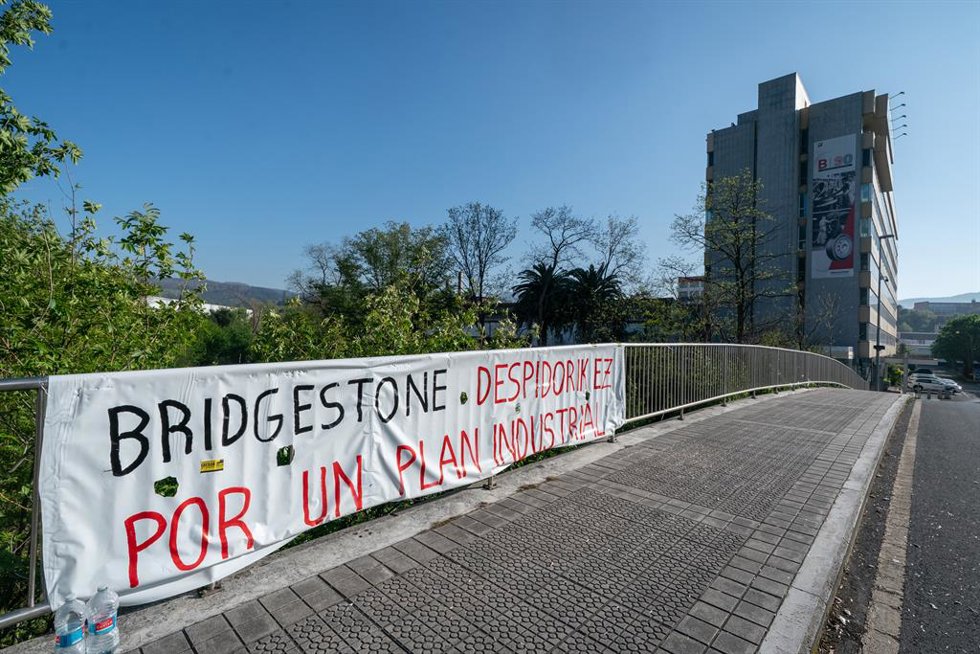 Decenas de personas durante la manifestación de la plantilla de Bridgestone en la jornada de huelga por el ERE, a 8 de abril de 2025, en Basauri, Vizcaya, País Vasco (España). El primero de los tres días de huelga general convocados contra el despido co
