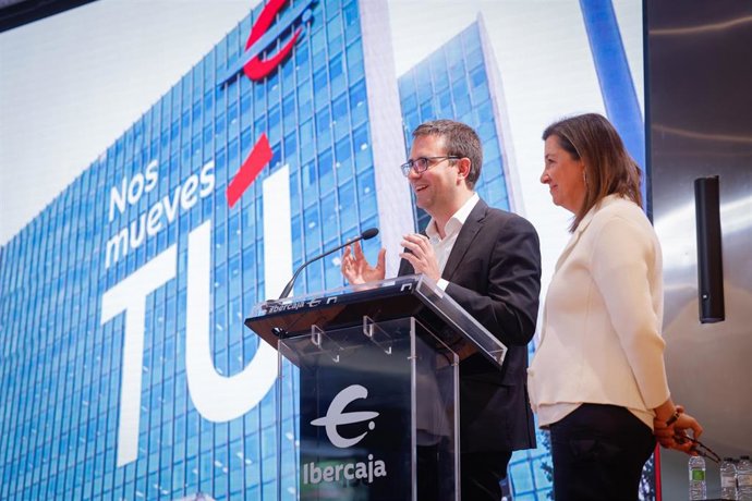 El director de Comunicación, Marca y Relaciones Institucionales de Ibercaja, Enrique Barbero, y la jefa de Marca y Comunicación Comercial del Banco, Carmen Pérez, en el espacio Xplora en Zaragoza, donde han presentado la nueva campaña.