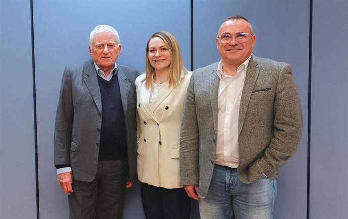 Paolo Vasile, a la izquierda, junto a Elena Martín y Enrique Hornos, de Sociograph.