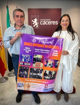La  concejala de Festejos, Soledad Carrasco, y el presidente de la Asociación de Bares Antiguos de Cáceres, Antonio García.