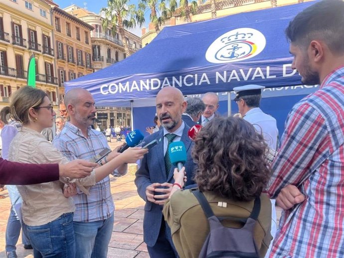 El subdelegado del Gobierno en Málaga, Javier Salas, atiende a los periodistas.
