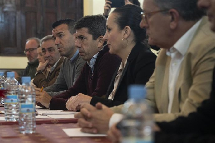 Archivo - (I-D) El presidente de la Diputación de Valencia, Vicent Mompó, y el presidente de la Generalitat, Carlos Mazón, en una imagen de archivo